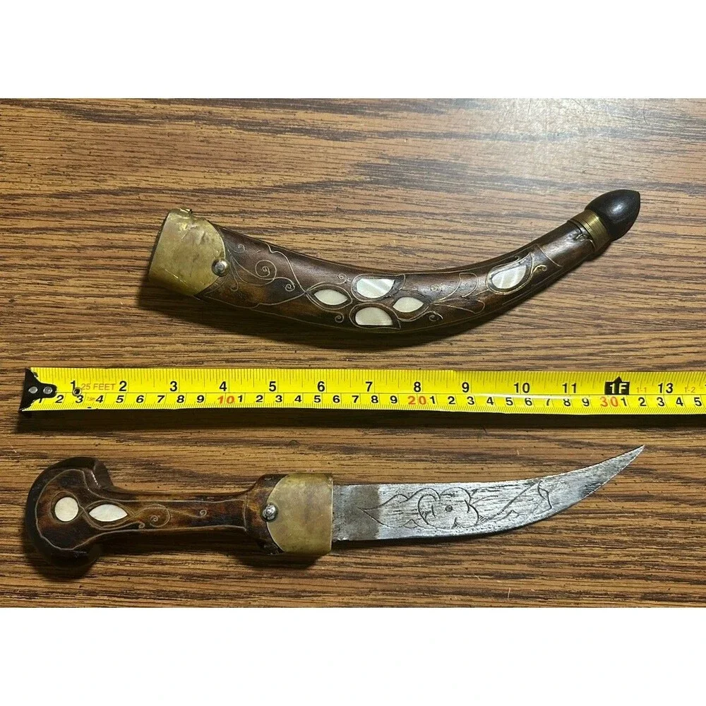 Beautiful vintage traditional Middle Eastern curved dagger (Jambiya or Khan-jar)